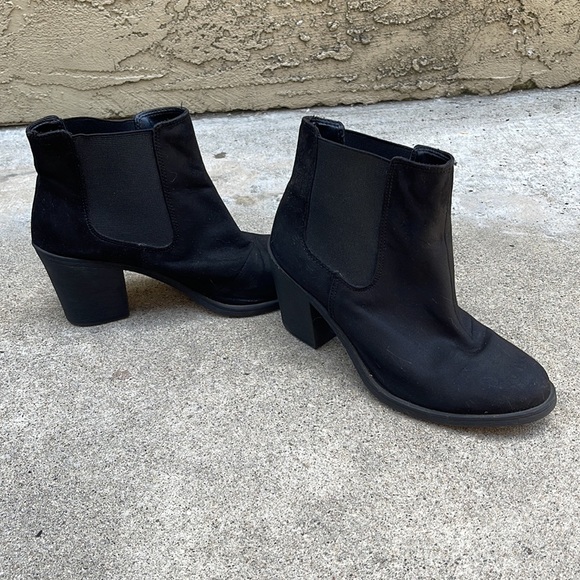 Black Small-Heeled Ankle Boots - Picture 3 of 6